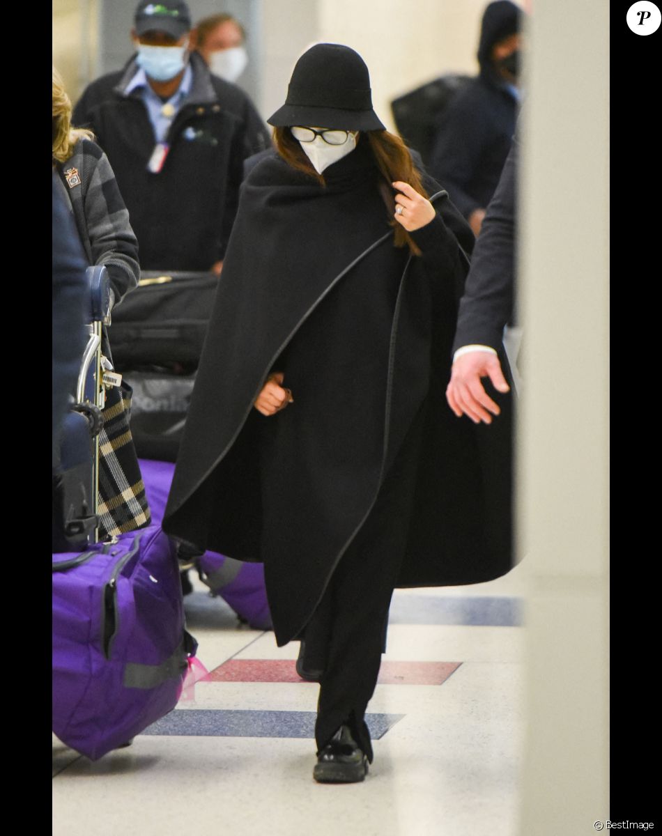 Exclusif - Salma Hayek arrive à l'aéroport JFK de New York, le 15 novembre 2021.
