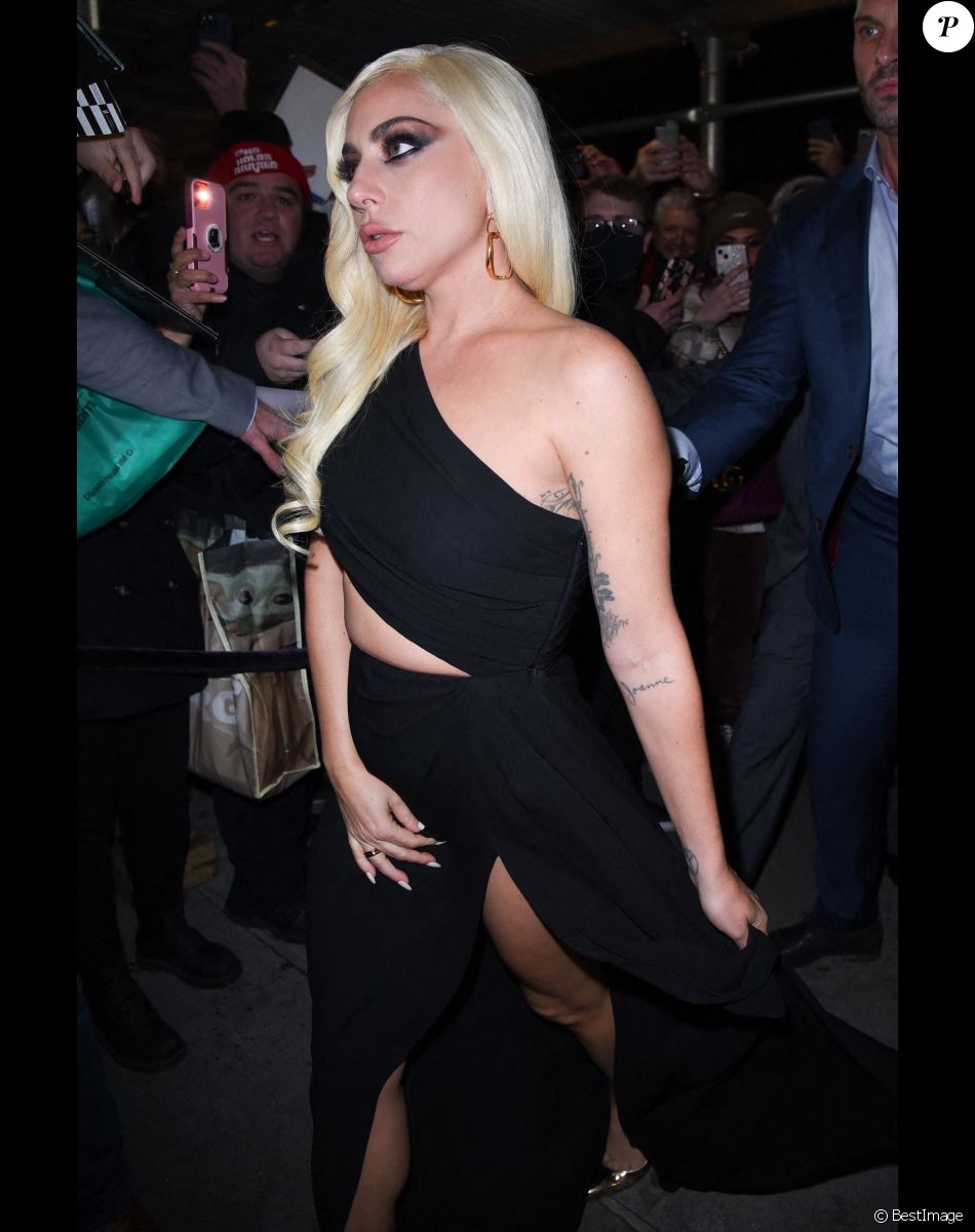 Lady Gaga à la sortie de l'émission "The Late Show With Stephen Colbert" à New York, le 15 novembre 2021.