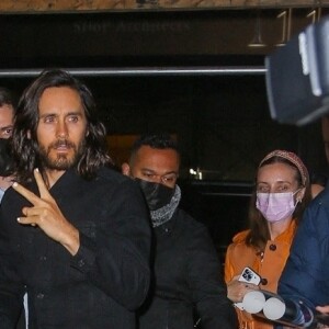 Jared Leto signe des autographes en arrivant à la première de "House of Gucci" à New York, le 15 novembre 2021.