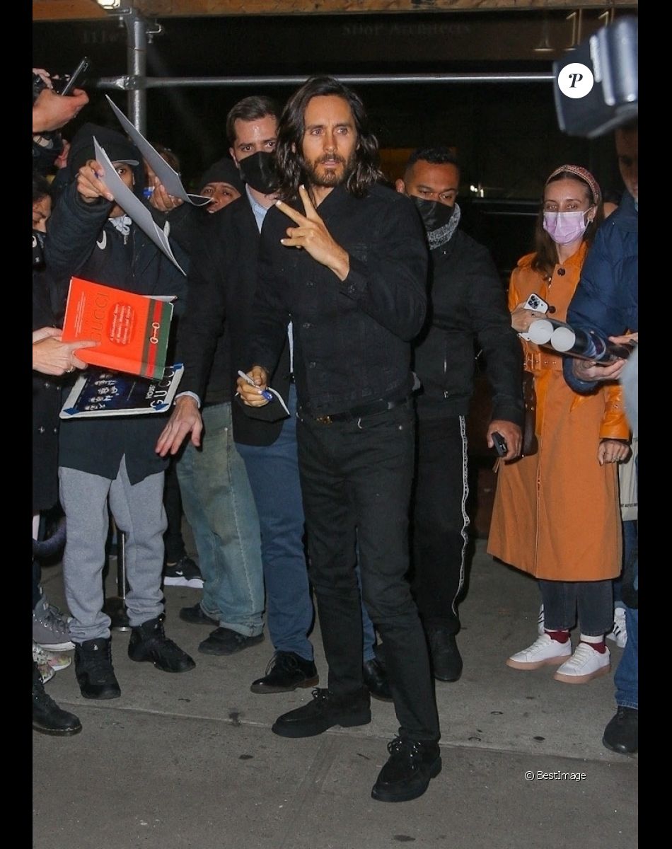 Jared Leto signe des autographes en arrivant à la première de "House of Gucci" à New York, le 15 novembre 2021.