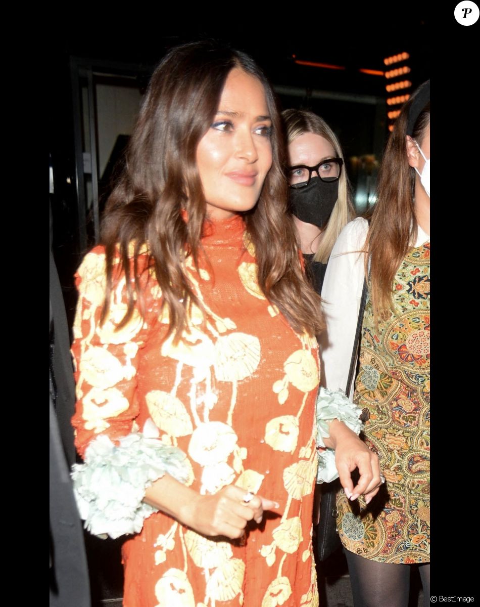 Salma Hayek assiste à la projection du film "House of Gucci" au Cineworld de Londres, Royaume Uni, le 10 novembre 2021.