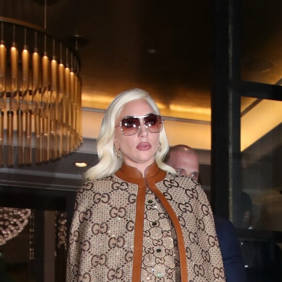 Lady Gaga à la sortie de l'hôtel Corinthia de Londres, Royaume Uni, le 10 novembre 2021.
