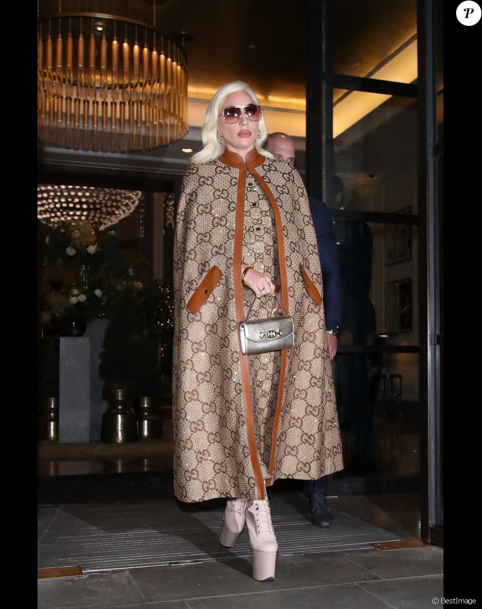 Lady Gaga à la sortie de l'hôtel Corinthia de Londres, Royaume Uni, le 10 novembre 2021.