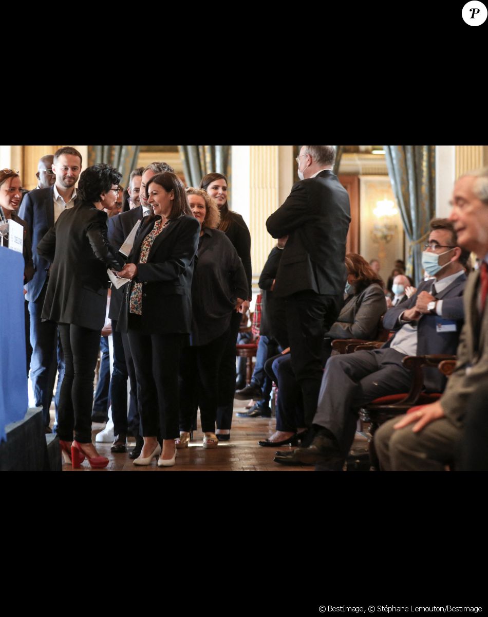 La maire de Paris, Anne Hidalgo accompagné de Emmanuel Grégoire est accueillie par Rachida Dati membre du parti Les Republicains (LR) et ancienne candidate aux élections municipales de Paris 2020, à son arrivée à la mairie de Paris pour la réunion du conseil de Paris qui l'élira officiellement après sa victoire aux élections municipales de Paris 2020 le week-end dernier. Le 3 juillet 2020, à Paris, France.