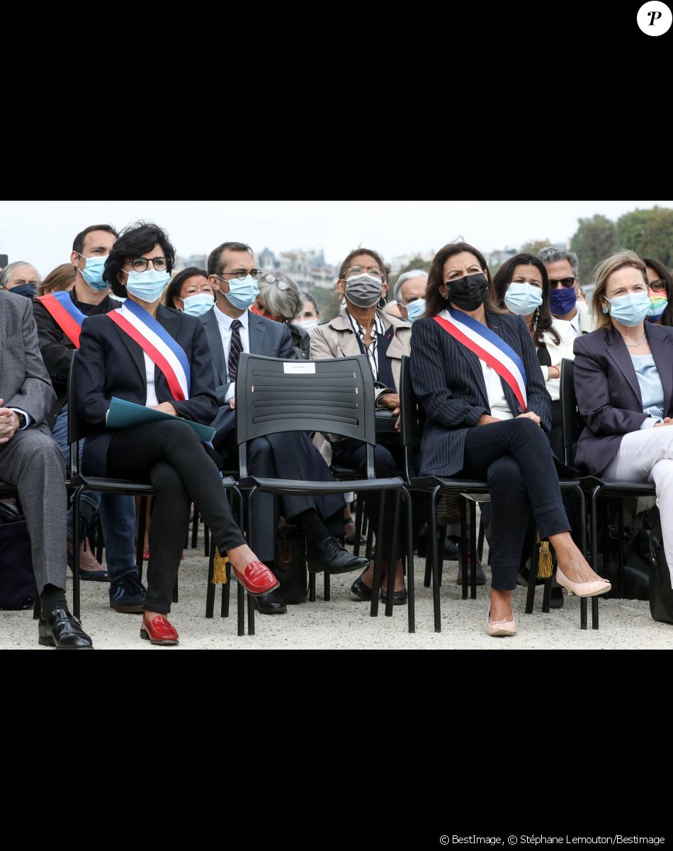 La maire de Paris, Anne Hidalgo accompagné de Rachida Dati, maire du 7ème arrondissement inaugure la promenade Gisèle Halimi sur les bords de Seine, dans le 7ème arrondissement de Paris, France, le 31 août 2021.