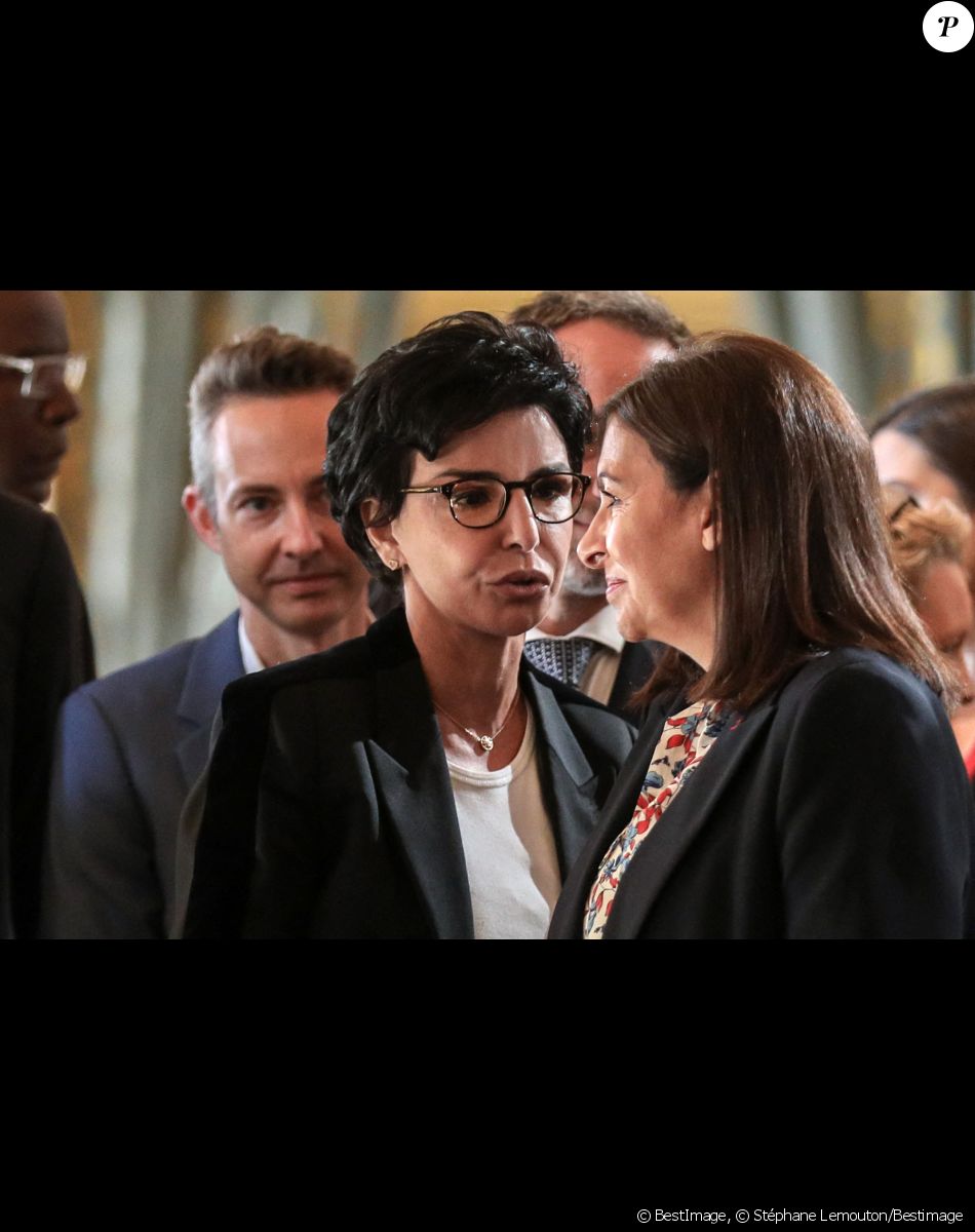 La maire de Paris, Anne Hidalgo accompagné de Emmanuel Grégoire est accueillie par Rachida Dati membre du parti Les Republicains (LR) et ancienne candidate aux élections municipales, à son arrivée à la mairie de Paris pour la réunion du conseil de Paris qui l'élira officiellement après sa victoire aux élections municipales de Paris