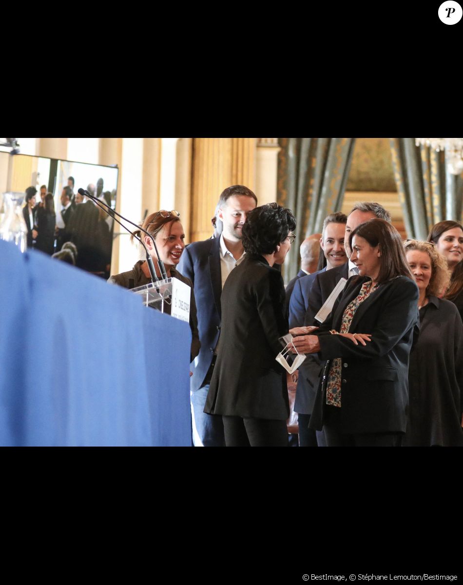 La maire de Paris, Anne Hidalgo accompagné de Emmanuel Grégoire est accueillie par Rachida Dati membre du parti Les Republicains (LR) et ancienne candidate aux élections municipales de Paris 2020, à son arrivée à la mairie de Paris pour la réunion du conseil de Paris qui l'élira officiellement après sa victoire aux élections municipales de Paris 2020 le week-end dernier. Le 3 juillet 2020, à Paris, France.