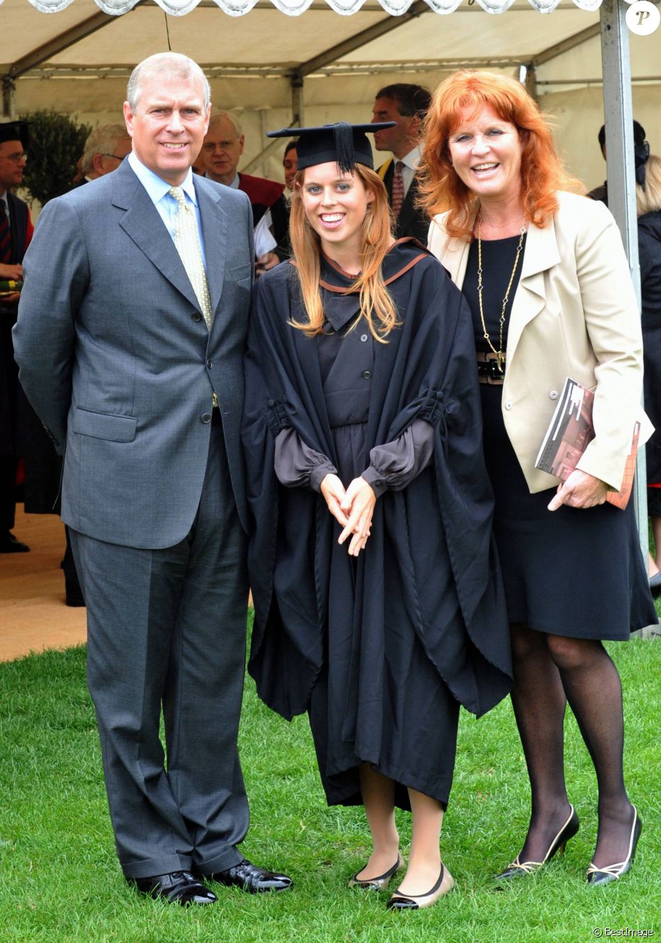 Le prince Andrew et Sarah Ferguson avec leur fille la princesse Beatrice le jour de sa remise de diplôme à Londres.