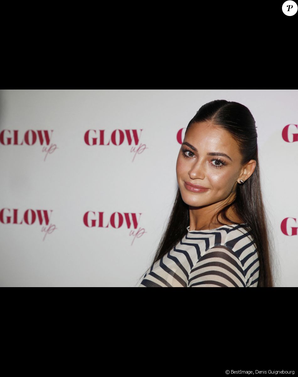 L'influenceuse Alix Desmoineaux ( avec une tenue de Jean-Paul Gaultier) aux 2 millions d'abonnés sort son premier livre 'GLOW UP' lors d'une soirée à l'Arc à Paris le 21 Octobre 2021. © Denis Guignebourg / Bestimage