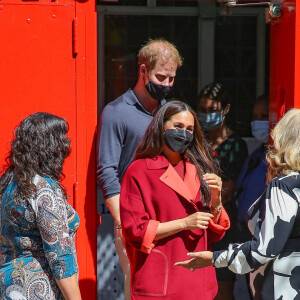 Le prince Harry, duc de Sussex et Meghan Markle sortent de l'école primaire P.S. 123 Mahalia Jackson d'Harlem pour aller déjeuner au restaurant Melba's à New York, le 24 septembre 2021.