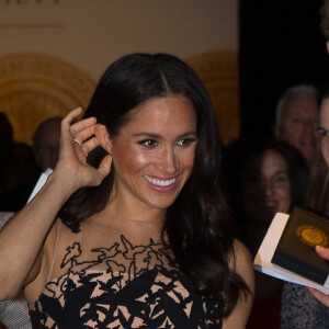 Meghan Markle (en robe Oscar de la Renta) lors du gala 2018 de l'Australian Geographic Society à Sydney le 26 octobre 2018.