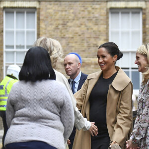 Meghan Markle, duchesse de Sussex, enceinte (en manteau Oscar de la Renta), visite les locaux l'association caritative de "Smart Works" à Londres, le 10 janvier 2019.