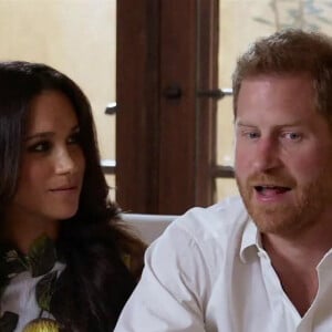 Le prince Harry et Meghan Markle (robe Oscar de la Renta), duc et duchesse de Sussex, font leur première apparition en podcast sur Spotify depuis l'annonce de la deuxième grossesse de Meghan le 22 février 2021.