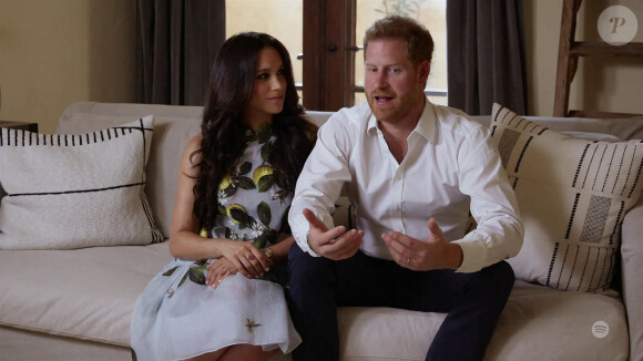 Le prince Harry et Meghan Markle (robe Oscar de la Renta), duc et duchesse de Sussex, font leur première apparition en podcast sur Spotify depuis l'annonce de la deuxième grossesse de Meghan le 22 février 2021.