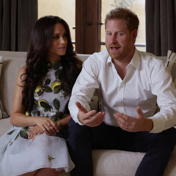 Le prince Harry et Meghan Markle (robe Oscar de la Renta), duc et duchesse de Sussex, font leur première apparition en podcast sur Spotify depuis l'annonce de la deuxième grossesse de Meghan le 22 février 2021.