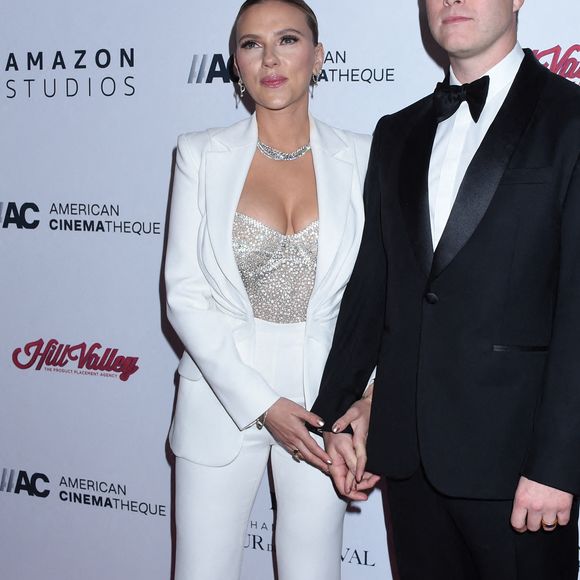 Scarlett Johansson et son mari Colin Jost au photocall de la cérémonie de la 35ème édition des prix American Cinematheque Awards à Los Angeles le 18 novembre 2021. 
