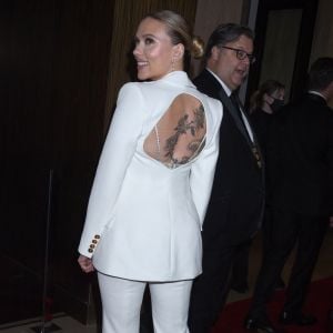 Scarlett Johansson (tatouage) au photocall de la cérémonie de la 35ème édition des prix American Cinematheque Awards à Los Angeles le 18 novembre 2021. 