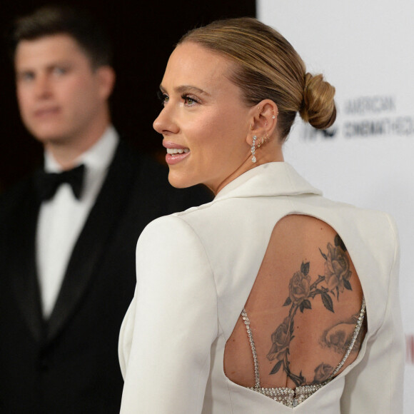 Scarlett Johansson (tatouage) au photocall de la cérémonie de la 35ème édition des prix American Cinematheque Awards à Los Angeles le 18 novembre 2021. 