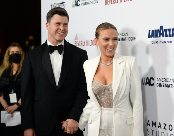 Scarlett Johansson et son mari Colin Jost au photocall de la cérémonie de la 35ème édition des prix American Cinematheque Awards à Los Angeles le 18 novembre 2021. 