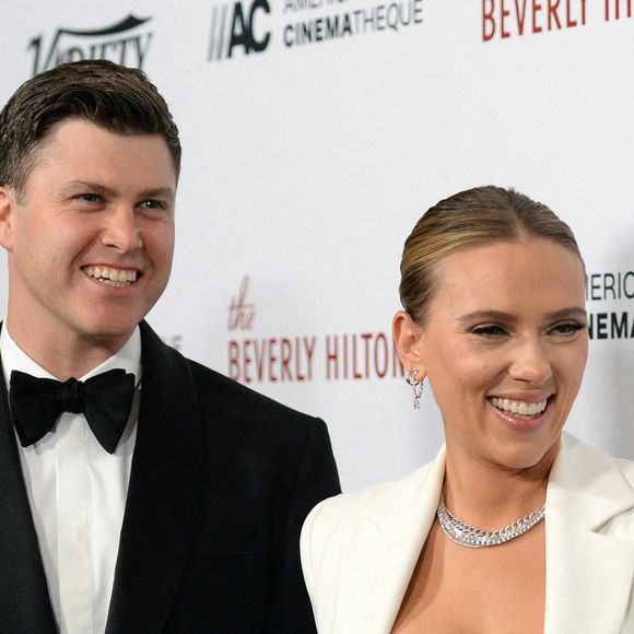 Scarlett Johansson et son mari Colin Jost au photocall de la cérémonie de la 35ème édition des prix American Cinematheque Awards à Los Angeles le 18 novembre 2021. 