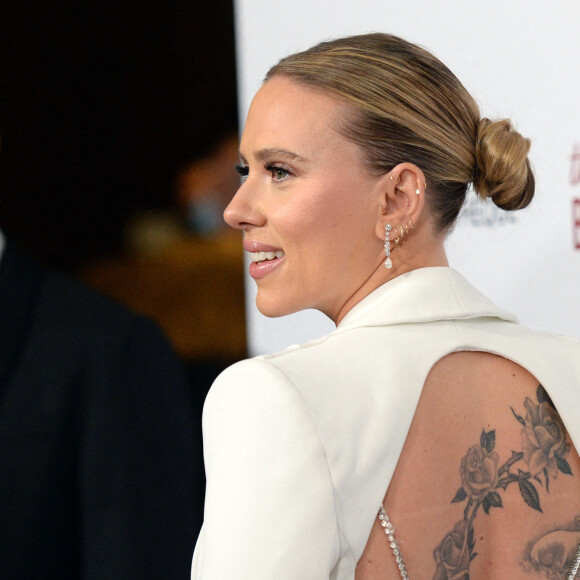 Scarlett Johansson (tatouage) au photocall de la cérémonie de la 35ème édition des prix American Cinematheque Awards à Los Angeles le 18 novembre 2021. 