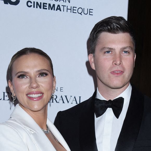 Scarlett Johansson et son mari Colin Jost au photocall de la cérémonie de la 35ème édition des prix American Cinematheque Awards à Los Angeles le 18 novembre 2021. 