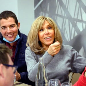 Jean Castex, Premier ministre avec son duo Kévin Lapeyre, qui soufre d'autisme, champion d'athlétisme adapté, Brigitte Macron, la Première Dame française avec son duo Lucas, sportif handisport, au déjeuner du DuoDay à l'établissement médico-social ESAT Bastille - Les ailes déployées à Paris, France, le 18 janvier 2021