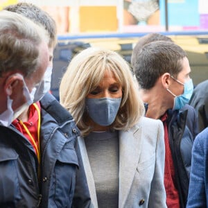 Sophie Cluzel, secrétaire d'Etat en charge des personnes handicapées et Brigitte Macron, la Première Dame française avec leurs duos au déjeuner du DuoDay à l'établissement médico-social ESAT Bastille - Les ailes déployées à Paris, France, le 18 janvier 2021