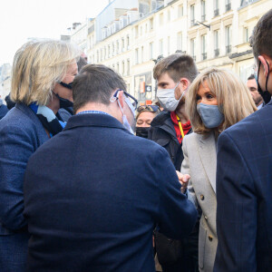 Sophie Cluzel, secrétaire d'Etat en charge des personnes handicapées et Brigitte Macron, la Première Dame française avec leurs duos au déjeuner du DuoDay à l'établissement médico-social ESAT Bastille - Les ailes déployées à Paris, France, le 18 janvier 2021.