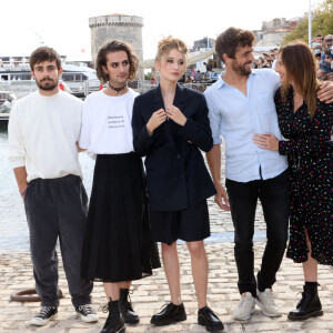Clément Rémiens, Nicolas Anselmo, Catherine Davydzenka, Augustin Galliana et Vanessa Demouy de "Ici tout commence" - Festival de la Fiction de La Rochelle. Le 18 septembre 2021 © Jean-Marc Lhomer / Bestimage