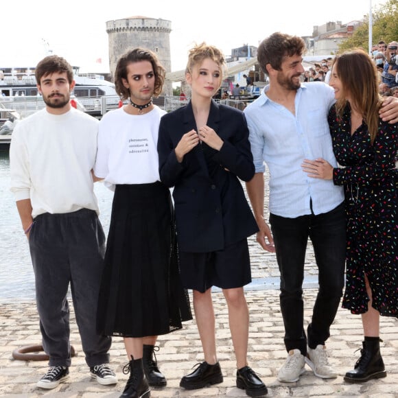 Clément Rémiens, Nicolas Anselmo, Catherine Davydzenka, Augustin Galliana et Vanessa Demouy de "Ici tout commence" - Festival de la Fiction de La Rochelle. Le 18 septembre 2021 © Jean-Marc Lhomer / Bestimage