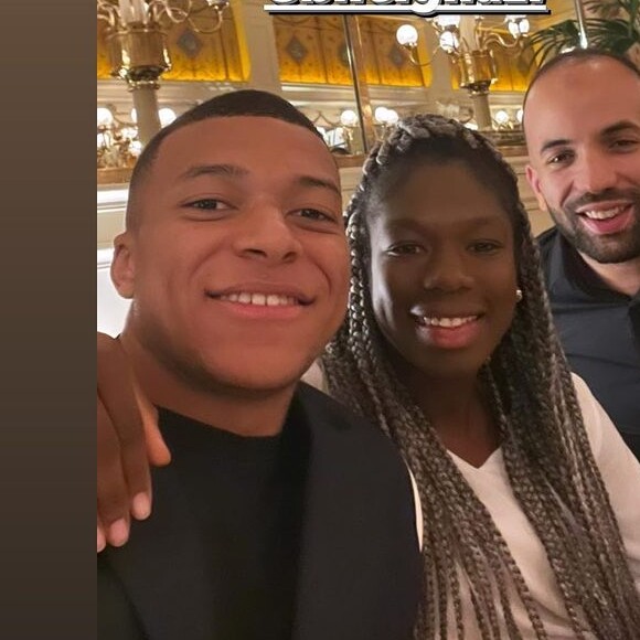 Kylian Mbappé, Aminata Diallo et le journaliste Bilel Ghazi. Le 17 novembre 2021.