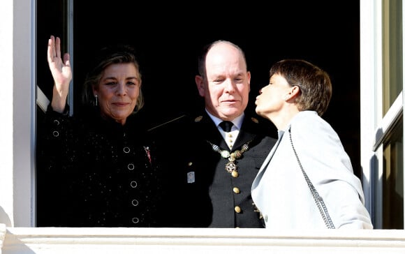 Le prince Albert II de Monaco entre ses soeurs la princesse Caroline de Hanovre et la princesse Stéphanie de Monaco - La famille princière de Monaco apparaît au balcon du palais lors de la fête nationale de Monaco, le 19 novembre 2021. © Bebert-Jacovides/Bestimage