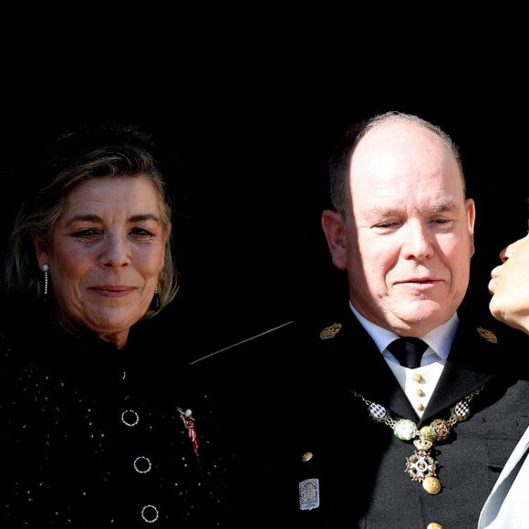 Le prince Albert II de Monaco entre ses soeurs la princesse Caroline de Hanovre et la princesse Stéphanie de Monaco - La famille princière de Monaco apparaît au balcon du palais lors de la fête nationale de Monaco, le 19 novembre 2021. © Bebert-Jacovides/Bestimage