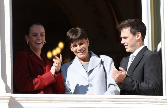 Pauline Ducruet, la princesse Stéphanie de Monaco et Louis Ducruet - La famille princière de Monaco apparaît au balcon du palais lors de la fête nationale de Monaco, le 19 novembre 2021. © Bebert-Jacovides/Bestimage