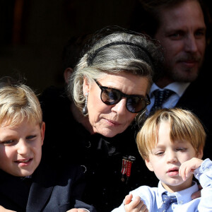 Sacha Casiraghi, Stephano Casiraghi, Francesco Casiraghi, la princesse Caroline de Hanovre, Andrea Casiraghi avec sa femme Tatiana Santo Domingo - La famille princière de Monaco apparaît au balcon du palais lors de la fête nationale de Monaco, le 19 novembre 2021. © Bebert-Jacovides/Bestimage
