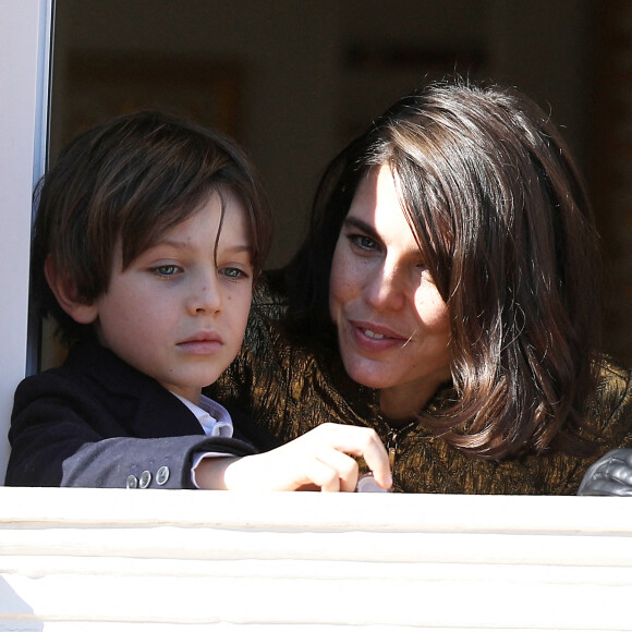 Charlotte Casiraghi et son fils Raphaël Elmaleh - La famille princière de Monaco apparaît au balcon du palais lors de la fête nationale de Monaco, le 19 novembre 2021. © Bebert-Jacovides/Bestimage