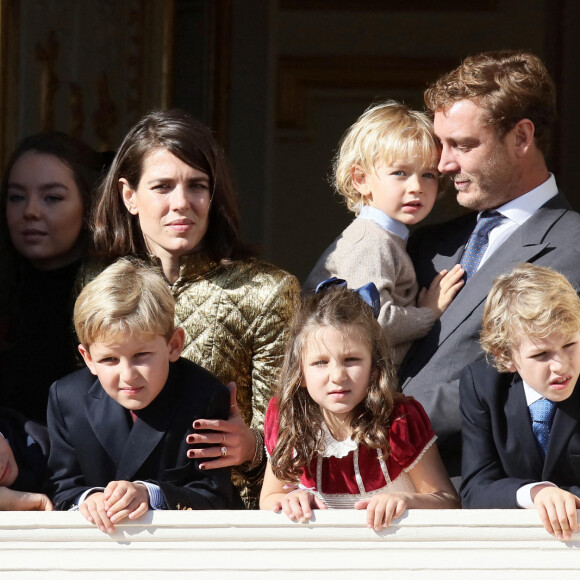 La princesse Alexandra de Hanovre, Charlotte Casiraghi, son fils Raphaël Elmaleh, Sacha Casiraghi, India Casiraghi, Pierre Casiraghi et son fils Stephano - La famille princière de Monaco apparaît au balcon du palais lors de la fête nationale de Monaco, le 19 novembre 2021. © Bebert-Jacovides/Bestimage