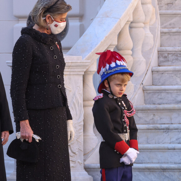 La princesse Caroline de Hanovre et le prince héréditaire Jacques de Monaco - La famille princière de Monaco lors de le prise d'Armes, remise d'insignes et défilé militaire sur la place du Palais lors de la fête nationale de Monaco, le 19 novembre 2021. © Jean-Charles Vinaj/Pool Monaco/Bestimage