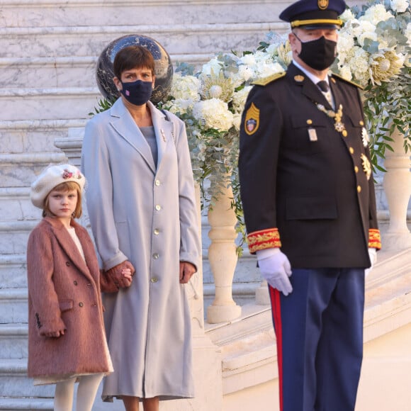 Le prince Albert II de Monaco, la princesse Gabriella de Monaco et la princesse Stéphanie de Monaco - La famille princière de Monaco lors de le prise d'Armes, remise d'insignes et défilé militaire sur la place du Palais lors de la fête nationale de Monaco, le 19 novembre 2021. © Jean-Charles Vinaj/Pool Monaco/Bestimage