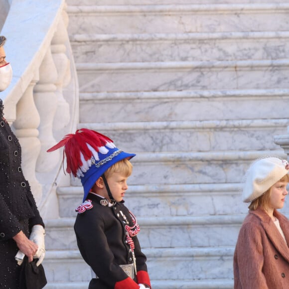 La princesse Caroline de Hanovre, le prince héréditaire Jacques de Monaco, la princesse Gabriella de Monaco et la princesse Stéphanie de Monaco - La famille princière de Monaco lors de le prise d'Armes, remise d'insignes et défilé militaire sur la place du Palais lors de la fête nationale de Monaco, le 19 novembre 2021. © Jean-Charles Vinaj/Pool Monaco/Bestimage