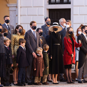 Andrea Casiraghi avec sa femme Tatiana Santo Domingo et leurs enfants, Sacha et India, Charlotte Casiraghi et son fils Raphaël Elmaleh, Pierre Casiraghi avec sa femme, Beatrice Borromeo et leurs enfants Francesco et Stephano, la princesse Alexandra de Hanovre, Louis Ducruet, sa femme Marie, Pauline Ducruet, Camille Gottlieb et Gareth Wittstock - La famille princière de Monaco lors de le prise d'Armes, remise d'insignes et défilé militaire sur la place du Palais lors de la fête nationale de Monaco, le 19 novembre 2021. © Jean-Charles Vinaj/Pool Monaco/Bestimage