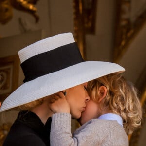 Beatrice Borromeo avec son fils Stephano Casiraghi - La famille princière de Monaco apparaît au balcon du palais lors de la fête nationale de Monaco, le 19 novembre 2021. © Claudia Albuquerque/Bestimage