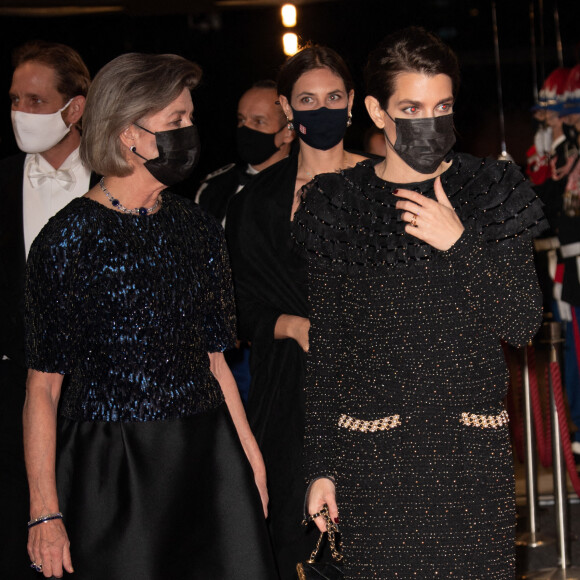 La princesse Caroline de Hanovre et sa fille Charlotte Casiraghi - La famille princière de Monaco arrive à la soirée de Gala Plácido Domingo – Nuit espagnole au Grimaldi Forum dans la salle des Princes lors de la fête nationale de Monaco, le 19 novembre 2021.