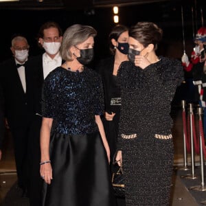 La princesse Caroline de Hanovre et sa fille Charlotte Casiraghi - La famille princière de Monaco arrive à la soirée de Gala Plácido Domingo – Nuit espagnole au Grimaldi Forum dans la salle des Princes lors de la fête nationale de Monaco, le 19 novembre 2021.