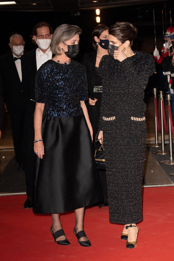 La princesse Caroline de Hanovre et sa fille Charlotte Casiraghi - La famille princière de Monaco arrive à la soirée de Gala Plácido Domingo – Nuit espagnole au Grimaldi Forum dans la salle des Princes lors de la fête nationale de Monaco, le 19 novembre 2021.