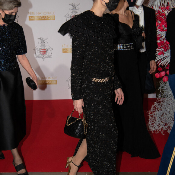 Charlotte Casiraghi - La princesse Caroline de Hanovre et sa fille Charlotte Casiraghi - La famille princière de Monaco arrive à la soirée de Gala Plácido Domingo – Nuit espagnole au Grimaldi Forum dans la salle des Princes lors de la fête nationale de Monaco, le 19 novembre 2021.