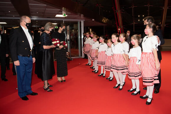 Le prince Albert de Monaco, la princesse Caroline de Hanovre et sa fille Charlotte Casiraghi - La famille princière de Monaco arrive à la soirée de Gala Plácido Domingo – Nuit espagnole au Grimaldi Forum dans la salle des Princes lors de la fête nationale de Monaco, le 19 novembre 2021.