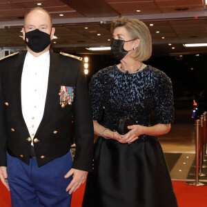 Le prince Albert II de Monaco et la princesse Caroline de Hanovre (en robe Chanel) - La famille princière de Monaco arrive à la soirée de Gala Plácido Domingo – Nuit espagnole au Grimaldi Forum dans la salle des Princes lors de la fête nationale de Monaco, le 19 novembre 2021. © Claudia Albuquerque/Bestimage