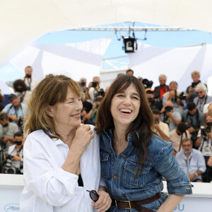 Jane Birkin (habillée en Celine), Charlotte Gainsbourg au photocall du film Jane par Charlotte (Cannes première) lors du 74ème festival international du film de Cannes le 8 juillet 2021 © Borde / Jacovides / Moreau / Bestimage